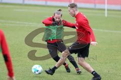 2. Bundesliga - Fußball - FC Ingolstadt 04 - Training - Neuzugänge - Neuzugang Patrick Ebert (7, FCI) mit Tobias Schröck (21, FCI) im Zweikampf