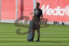 2. BL - Saison 2017/2018 - FC Ingolstadt 04 - Training - Stefan Leitl (Trainer FCI) mit der Taktiktafel - Foto: Meyer Jürgen