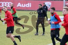 2. Bundesliga - Fußball - FC Ingolstadt 04 - Training - Neuzugänge - mitte Cheftrainer Stefan Leitl (FCI) beobachtet das Trainingsspiel