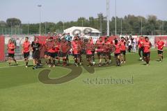 2. Bundesliga - Fußball - FC Ingolstadt 04 - Training - Interimstrainer Cheftrainer Stefan Leitl (FCI) übernimmt, erstes Training - Warmlaufen der Mannschaft mit Fitnesstrainer Jörg Mikoleit (FCI)