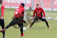 2. Bundesliga - Fußball - FC Ingolstadt 04 - Training - Neuzugänge - Torwart Fabijan Buntic (24, FCI) fängt Ball von Darío Lezcano (11, FCI)