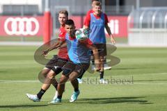 2. Bundesliga - Fußball - FC Ingolstadt 04 - Auftakttraining, neue Saison 2017/2018, Audi Sportpark Trainingsgelände - Alfredo Morales (6, FCI) und Hauke Wahl (25, FCI) Zweikampf