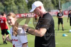 2. Bundesliga - Fußball - FC Ingolstadt 04 - Auftakttraining, neue Saison 2017/2018, Audi Sportpark Trainingsgelände - Kinder Autogramme auf dem Platz, Cheftrainer Maik Walpurgis (FCI)