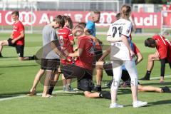 2. Bundesliga - Fußball - FC Ingolstadt 04 - Auftakttraining, neue Saison 2017/2018, Audi Sportpark Trainingsgelände - Kinder Autogramme auf dem Platz, Florent Hadergjonaj (33, FCI)