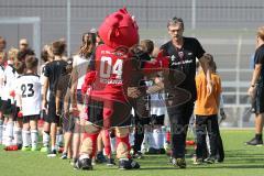 2. Bundesliga - Fußball - FC Ingolstadt 04 - Training - Interimstrainer Cheftrainer Stefan Leitl (FCI) übernimmt, erstes Training - Maskottchen Schanzi, Einlauf des Teams, Co-Trainer Michael Henke (FCI)