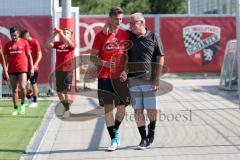 2. Bundesliga - Fußball - FC Ingolstadt 04 - Auftakttraining, neue Saison 2017/2018, Audi Sportpark Trainingsgelände - Stefan Kutschke (20, FCI) mit Vorsitzender des Vorstandes Peter Jackwerth (FCI)