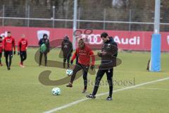 2. Bundesliga - Fußball - FC Ingolstadt 04 - Training - Neuzugänge - Neuzugang Patrick Ebert (7, FCI) und rechts Co-Trainer Andre Mijatovic (FCI)