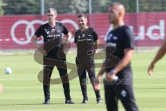 2. Bundesliga - Fußball - FC Ingolstadt 04 - Training - Interimstrainer Cheftrainer Stefan Leitl (FCI) übernimmt, erstes Training - Torschuß Training Übung Cheftrainer Stefan Leitl (FCI) und Co-Trainer Michael Henke (FCI) schauen zu