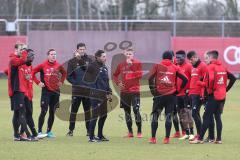 2. Bundesliga - Fußball - FC Ingolstadt 04 - Training - Neuzugänge - mitte Ansprache Cheftrainer Stefan Leitl (FCI) und rechts mit Spezial Maske im Gesicht, Nasenbeinbruch, Frederic Ananou (2, FCI)