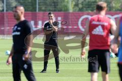 2. Bundesliga - Fußball - FC Ingolstadt 04 - Training - Interimstrainer Cheftrainer Stefan Leitl (FCI) übernimmt, erstes Training - Torschuß Training Übung Cheftrainer Stefan Leitl (FCI) schaut zu