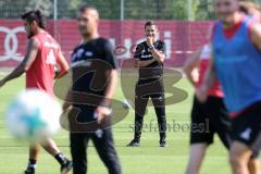 2. Bundesliga - Fußball - FC Ingolstadt 04 - Training - Interimstrainer Cheftrainer Stefan Leitl (FCI) übernimmt, erstes Training - Torschuß Training Übung Cheftrainer Stefan Leitl (FCI) schaut zu