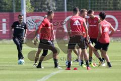 2. Bundesliga - Fußball - FC Ingolstadt 04 - Training - Interimstrainer Cheftrainer Stefan Leitl (FCI) übernimmt, erstes Training - links Cheftrainer Stefan Leitl (FCI) sieht beim Training zu