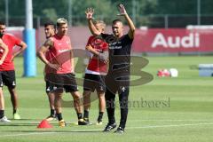 2. Bundesliga - Fußball - FC Ingolstadt 04 - Training - Interimstrainer Cheftrainer Stefan Leitl (FCI) übernimmt, erstes Training - Anleitung mitte Co-Trainer Ersin Demir (FCI)