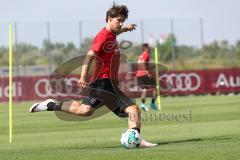 2. Bundesliga - Fußball - FC Ingolstadt 04 - Auftakttraining, neue Saison 2017/2018, Audi Sportpark Trainingsgelände - Romain Brégerie (18, FCI) Schuß