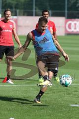 2. Bundesliga - Fußball - FC Ingolstadt 04 - Training - Interimstrainer Cheftrainer Stefan Leitl (FCI) übernimmt, erstes Training - Torschuß Training Übung Max Christiansen (5, FCI)