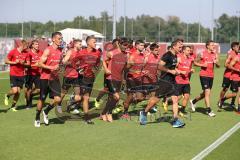 2. Bundesliga - Fußball - FC Ingolstadt 04 - Training - Interimstrainer Cheftrainer Stefan Leitl (FCI) übernimmt, erstes Training - Warmlaufen der Mannschaft mit Fitnesstrainer Jörg Mikoleit (FCI)