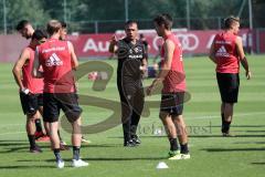 2. Bundesliga - Fußball - FC Ingolstadt 04 - Training - Interimstrainer Cheftrainer Stefan Leitl (FCI) übernimmt, erstes Training - Anleitung mitte Co-Trainer Ersin Demir (FCI)