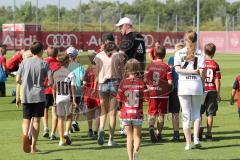 2. Bundesliga - Fußball - FC Ingolstadt 04 - Auftakttraining, neue Saison 2017/2018, Audi Sportpark Trainingsgelände - Cheftrainer Maik Walpurgis (FCI) holt die Kinder Fans auf den Platz zu den Spielern exklusiv damit sie Autogramme holen können