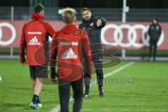 2. Bundesliga - Fußball - FC Ingolstadt 04 - Training nach Winterpause - Cheftrainer Stefan Leitl (FCI) erklärt Übung, Fatih Kaya (U19 Kapitän)