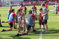 2. Bundesliga - Fußball - FC Ingolstadt 04 - Auftakttraining, neue Saison 2017/2018, Audi Sportpark Trainingsgelände - Kinder Autogramme auf dem Platz, Thomas Pledl (30, FCI) Darío Lezcano (11, FCI)