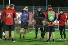 2. Bundesliga - Fußball - FC Ingolstadt 04 - Training nach Winterpause - Cheftrainer Stefan Leitl (FCI) erklärt Übung