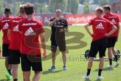 2. Bundesliga - Fußball - FC Ingolstadt 04 - Auftakttraining, neue Saison 2017/2018, Audi Sportpark Trainingsgelände - Fitnesstrainer Jörg Mikoleit (FCI) erklärt Übung Krafttraining