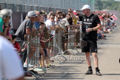 2. Bundesliga - Fußball - FC Ingolstadt 04 - Auftakttraining, neue Saison 2017/2018, Audi Sportpark Trainingsgelände - Cheftrainer Maik Walpurgis (FCI) begrüßt die Fans