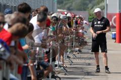 2. Bundesliga - Fußball - FC Ingolstadt 04 - Auftakttraining, neue Saison 2017/2018, Audi Sportpark Trainingsgelände - Cheftrainer Maik Walpurgis (FCI) begrüßt die Fans