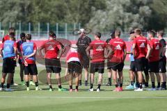 2. Bundesliga - Fußball - FC Ingolstadt 04 - Auftakttraining, neue Saison 2017/2018, Audi Sportpark Trainingsgelände - Mannschaft Besprechung nach dem Training mitte Cheftrainer Maik Walpurgis (FCI) u