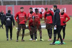 2. Bundesliga - Fußball - FC Ingolstadt 04 - Training - Neuzugänge - mitte Neuzugang Frederic Ananou (2, FCI) mit Spezial Maske im Gesicht, Nasenbeinbruch und ganz rechts Patrick Ebert (7, FCI), Co-Trainer Andre Mijatovic (FCI)