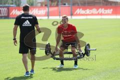 2. Bundesliga - Fußball - FC Ingolstadt 04 - Auftakttraining, neue Saison 2017/2018, Audi Sportpark Trainingsgelände - Max Christiansen (5, FCI) Krafttraining mit Fitnesstrainer Jörg Mikoleit (FCI)