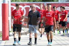 2. Bundesliga - Fußball - FC Ingolstadt 04 - Auftakttraining, neue Saison 2017/2018, Audi Sportpark Trainingsgelände - Stefan Kutschke (20, FCI) Vorsitzender des Vorstandes Peter Jackwerth (FCI) Alfredo Morales (6, FCI)