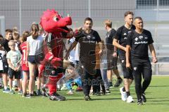 2. Bundesliga - Fußball - FC Ingolstadt 04 - Training - Interimstrainer Cheftrainer Stefan Leitl (FCI) übernimmt, erstes Training - Maskottchen Schanzi, Einlauf des Teams, Cheftrainer Stefan Leitl (FCI), Videoanalyst Matthias Grote  und rechts Co-Trainer 