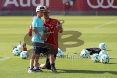 2. Bundesliga - Fußball - FC Ingolstadt 04 - Auftakttraining, neue Saison 2017/2018, Audi Sportpark Trainingsgelände - Kinder Autogramme auf dem Platz, Torwart Martin Hansen (35, FCI)