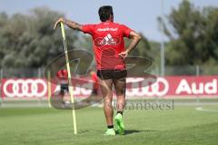 2. Bundesliga - Fußball - FC Ingolstadt 04 - Auftakttraining, neue Saison 2017/2018, Audi Sportpark Trainingsgelände - Darío Lezcano (11, FCI) ruht sich aus, Eckfahne