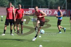 2. Bundesliga - Fußball - FC Ingolstadt 04 - Training - Interimstrainer Cheftrainer Stefan Leitl (FCI) übernimmt, erstes Training - Torschuß Training Übung Moritz Hartmann (9, FCI)