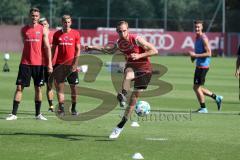 2. Bundesliga - Fußball - FC Ingolstadt 04 - Training - Interimstrainer Cheftrainer Stefan Leitl (FCI) übernimmt, erstes Training - Torschuß Training Übung Moritz Hartmann (9, FCI)