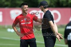 2. Bundesliga - Fußball - FC Ingolstadt 04 - Auftakttraining, neue Saison 2017/2018, Audi Sportpark Trainingsgelände - Alfredo Morales (6, FCI)  mit Co-Trainer Michael Henke (FCI)