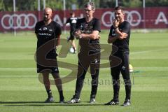 2. Bundesliga - Fußball - FC Ingolstadt 04 - Training - Interimstrainer Cheftrainer Stefan Leitl (FCI) übernimmt, erstes Training - Torschuß Training Übung Cheftrainer Stefan Leitl (FCI) und Co-Trainer Michael Henke (FCI) schauen zu