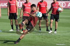 2. Bundesliga - Fußball - FC Ingolstadt 04 - Training - Interimstrainer Cheftrainer Stefan Leitl (FCI) übernimmt, erstes Training - Torschuß Training Übung Almog Cohen (8, FCI)