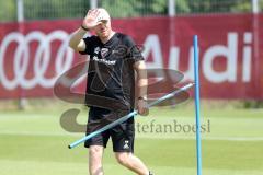 2. Bundesliga - Fußball - FC Ingolstadt 04 - Auftakttraining, neue Saison 2017/2018, Audi Sportpark Trainingsgelände - Cheftrainer Maik Walpurgis (FCI) begrüßt die Fans