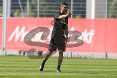 2. BL - Saison 2017/2018 - FC Ingolstadt 04 - Training - Stefan Leitl (Trainer FCI) gibt Anweisungen - Foto: Meyer Jürgen