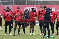 2. Bundesliga - Fußball - FC Ingolstadt 04 - Training - Neuzugänge - mitte Neuzugang Frederic Ananou (2, FCI) mit Spezial Maske im Gesicht, Nasenbeinbruch, Co-Trainer Andre Mijatovic (FCI)