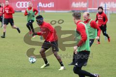 2. Bundesliga - Fußball - FC Ingolstadt 04 - Training - Neuzugänge - mitte Frederic Ananou (2, FCI) Spezial Maske im Gesicht, Nasenbeinbruch. hinter ihm Tobias Levels (3, FCI)