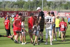 2. Bundesliga - Fußball - FC Ingolstadt 04 - Auftakttraining, neue Saison 2017/2018, Audi Sportpark Trainingsgelände - Cheftrainer Maik Walpurgis (FCI) holt die Kinder Fans auf den Platz zu den Spielern exklusiv damit sie Autogramme holen können