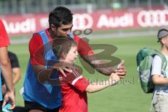 2. Bundesliga - Fußball - FC Ingolstadt 04 - Auftakttraining, neue Saison 2017/2018, Audi Sportpark Trainingsgelände - Kinder Autogramme auf dem Platz, Darío Lezcano (11, FCI)