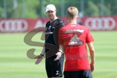 2. Bundesliga - Fußball - FC Ingolstadt 04 - Auftakttraining, neue Saison 2017/2018, Audi Sportpark Trainingsgelände - Cheftrainer Maik Walpurgis (FCI) mit Florent Hadergjonaj (33, FCI)