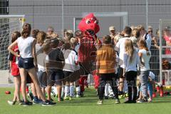 2. Bundesliga - Fußball - FC Ingolstadt 04 - Training - Interimstrainer Cheftrainer Stefan Leitl (FCI) übernimmt, erstes Training - Maskottchen Schanzi stimmt die Kinder ein, Spalier