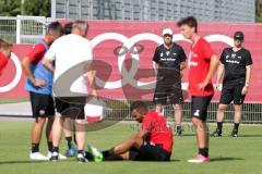 2. Bundesliga - Fußball - FC Ingolstadt 04 - Auftakttraining, neue Saison 2017/2018, Audi Sportpark Trainingsgelände - hinten Cheftrainer Maik Walpurgis (FCI) und Co-Trainer Michael Henke (FCI) verletzt Marvin Matip (34, FCI)