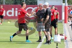 2. Bundesliga - Fußball - FC Ingolstadt 04 - Auftakttraining, neue Saison 2017/2018, Audi Sportpark Trainingsgelände - Stefan Kutschke (20, FCI) und Vorsitzender des Vorstandes Peter Jackwerth (FCI) begrüßen sich